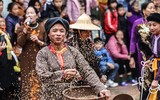 [ẢNH] Đầu xuân xem người đội trâu rơm đi cày, trai giả gái tung trấu gieo mạ...